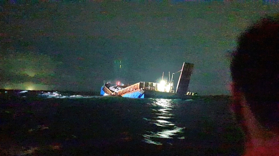 예인선 A호가 사고 부선 B호를 광양항에서 동해항으로 예인중 사고지점에서 선박이 침수되고 있다. 울산해경 제공