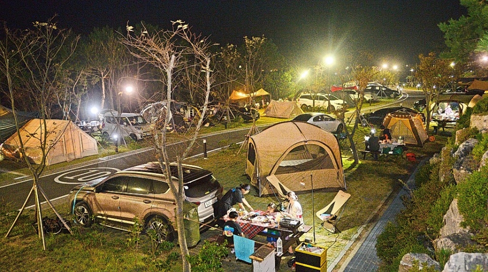 울산 동구 대왕암공원 오토캠핑장에서 시민들이 차박캠핑을 즐기는 모습.