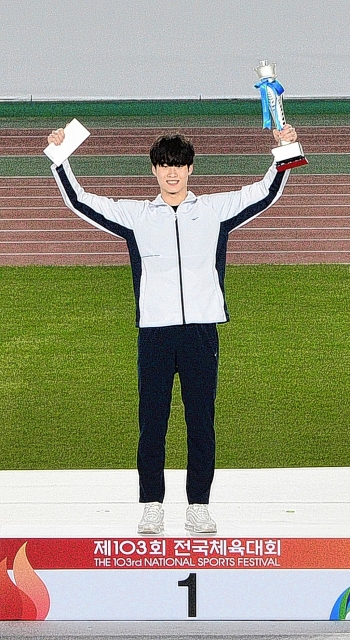 제103회 전국체육대회 폐회식에서 황선우가 최우수 선수상(MVP)을 양종구 한국체육기자연맹 회장에게 받은 뒤 기념촬영하고 있다.