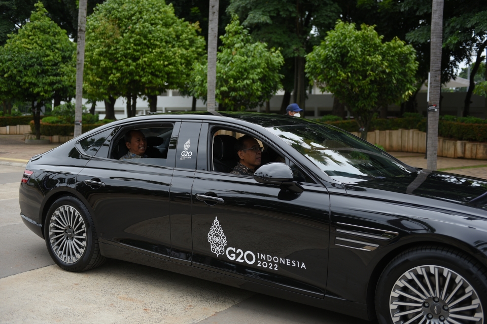 현대차그룹이 G20 발리 정상회의에 공식 차량을 지원한다. 현대차그룹은 25일(화) 인도네시아 자카르타 '겔로라 붕 카르노 스포츠 컴플렉스(Gelora Bung Karno Sports Complex)'에서 프라틱노(Pratikno) 인니 국가사무처 장관, 박태성 주인도네시아 대사, 이영택 현대차 아태권역본부장 등이 참석한 가운데 'G20 발리 정상회의(2022 G20 Bali summit)' 공식 차량 전달식을 갖고, 정상회의에 사용하게 될 제네시스 G80 전동화 모델과 현대차 아이오닉 5 차량을 전달했다. 프라틱노(Pratikno) 인니 국가사무처 장관(1열)과 세트야 우타마(Setya Utama) 인니 국가사무처 차관(2열)이 각 국 정상들이 이용하게 될 G80 전동화모델 롱휠베이스 모델을 시승하고 있는 모습. 현대차 제공