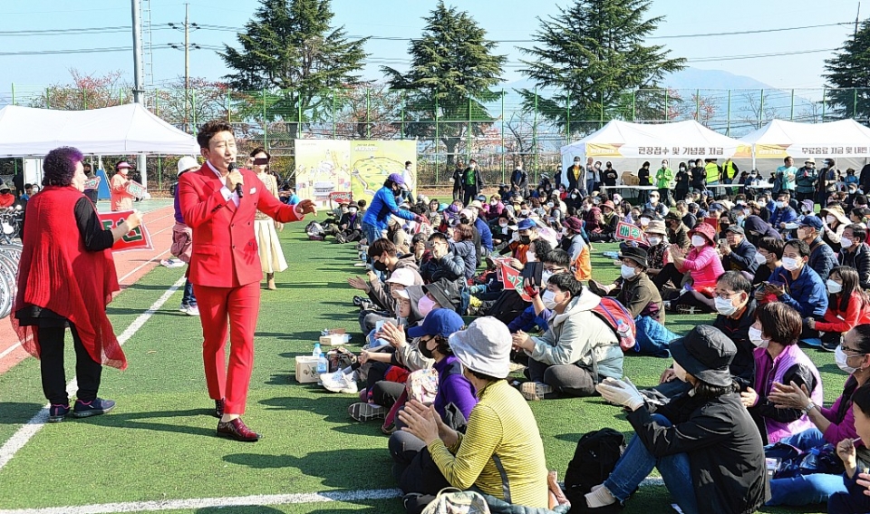 트로트 가수 배주현씨의 흥겨운 공연을 즐기는 참가자들. 유은경기자 2006sajin@