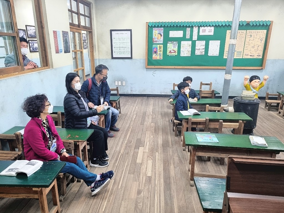 고래문화마을에서 옛날 국민학교 교실 체험을 하고 있는 참가자들.