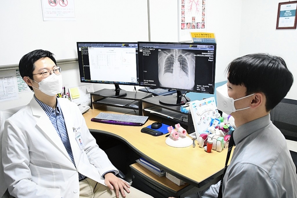 동강병원 호흡기내과 오동규 전문의가 진료를 보고 있다.