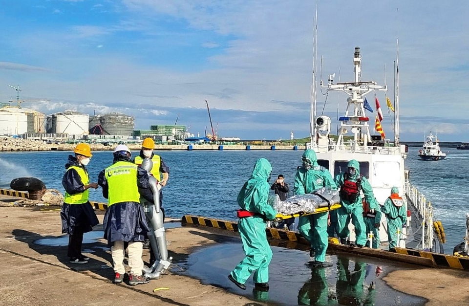 울산해양경찰서가 24일 울산신항 용연부두에서 화학제품운반선 폭발·화재 사고를 대비한 4분기 수난대비 기본훈련을 실시했다고 밝혔다. 울산해경 제공
