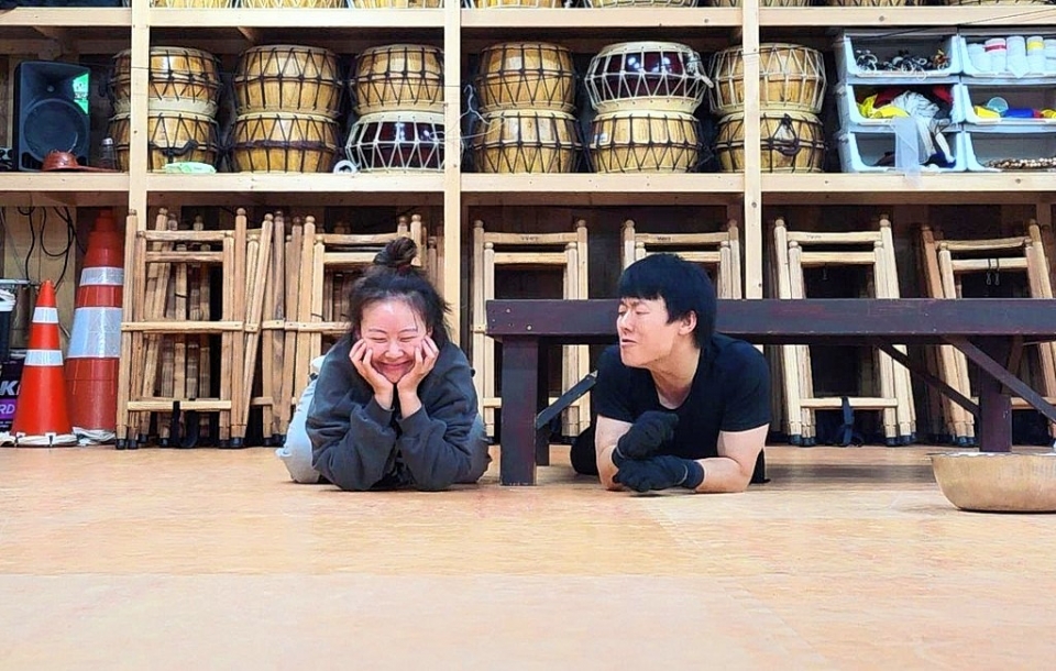 민예총 노동문예창작단 가자의 배우들이 연극 '산막집 돌각시'를 선보이고 있다.