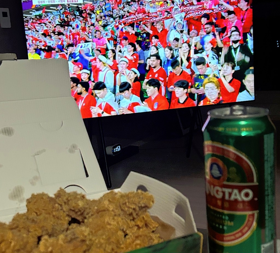 한국과 브라질의 16강전이 열린 6일 새벽 4시, 평소 같으면 모두가 잠들었을 시간 열린 경기에도 울산시민들은 밤잠을 포기한 채 TV 앞으로 모여 카타르로 응원하는 마음을 보냈다.