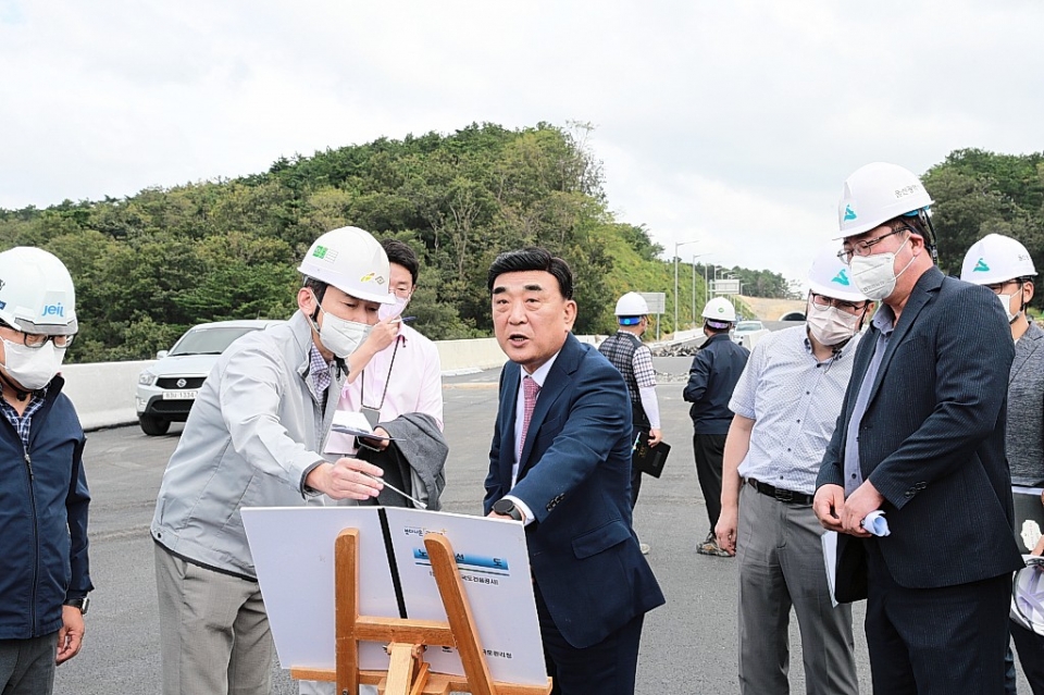 김두겸 시장이 지난 9월 13일 완전 개통을 앞둔 이예로 건설현장을 방문해 공사 상황을 점검하고 있다.