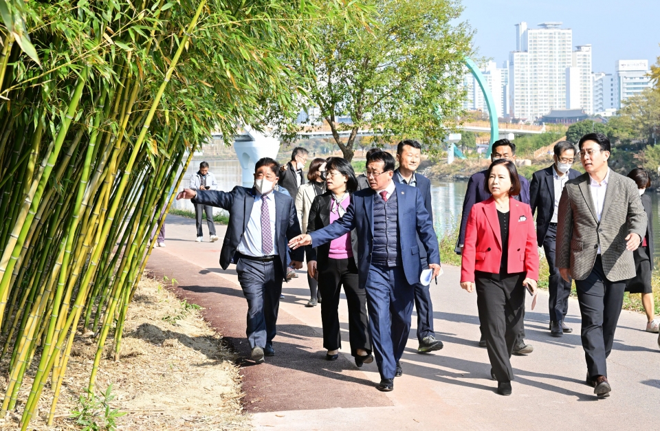 지난 11월 10일, 울산시의회 환경복지위원들이 행정사무감사 도중 태화강국가정원을 둘러보고 있다. 울산시의회 제공