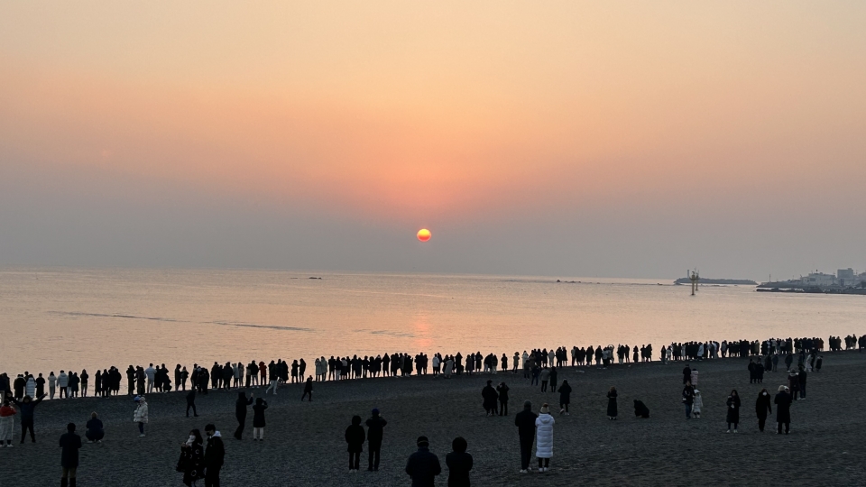 계묘년 첫날인 1일 시민들이 해맞이를 보기 위해 북구 강동 몽돌해변에 줄지어 서있다.