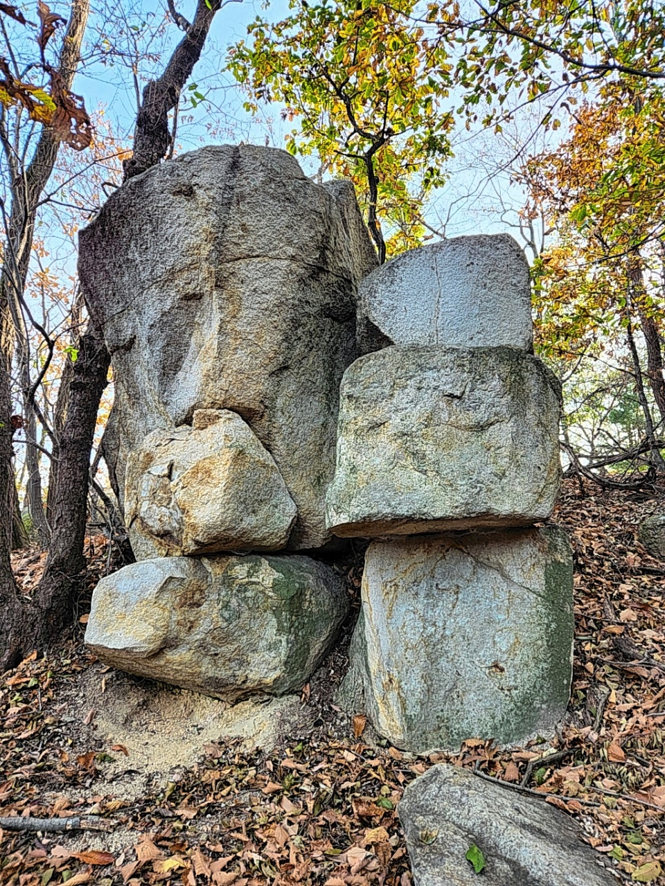 정아정도령바위.왼쪽 큰바위가 정도령 바위이고, 작은바위가 정아바위이다.