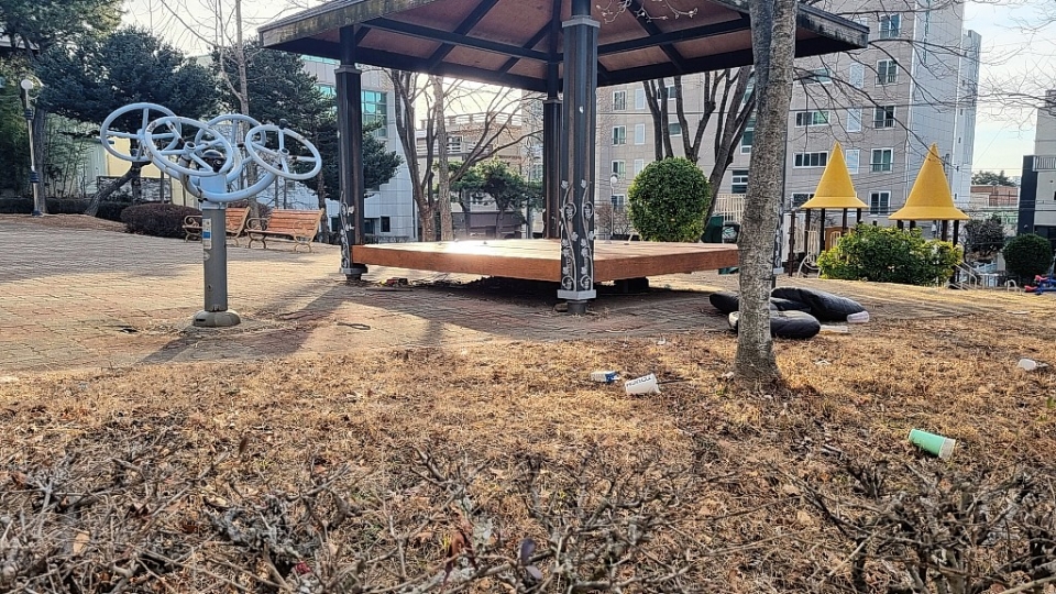 울산 중구 성안동 새일내공원 내 휴게시설과 운동시설 인근에 쓰레기들이 무분별하게 투기돼있다.