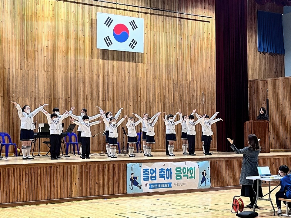 덕신초는 오는 13일 졸업식을 앞두고 10일 6학년 학생들을 대상으로 졸업 특별 음악회를 열었다.