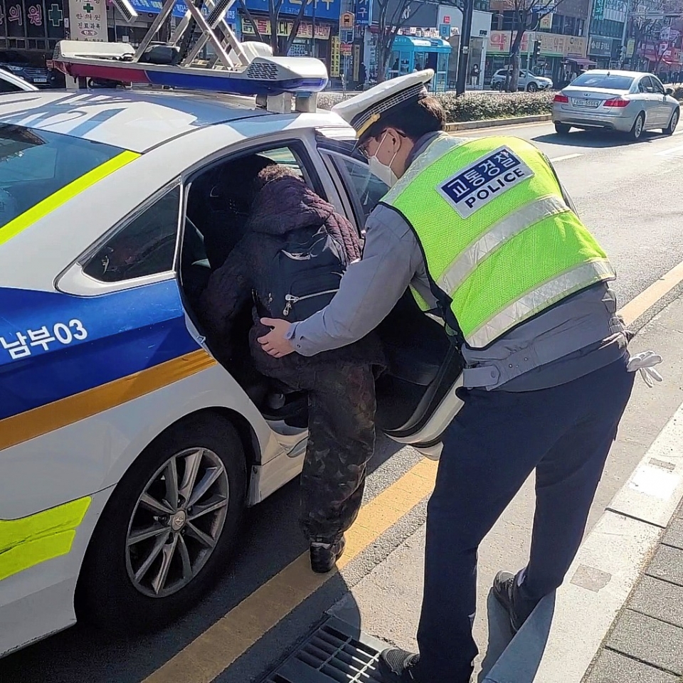 교통 순찰 중 어르신 귀가 도와