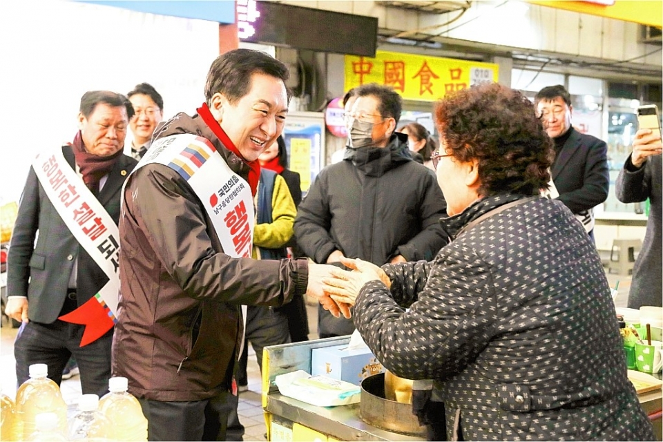 국민의힘 당대표 도전에 나선 김기현 의원이 20일 번개시장을 찾아 상인들과 시민들을 대상으로 설 인사를 가졌다.