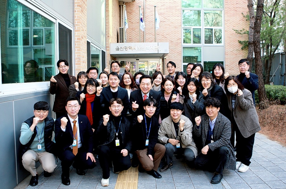 국민의힘 당대표 도전에 나선 김기현 의원이 설 명절을 맞아 울산노인복지관을 방문, 이들을 위로하고 관계자들과 기념촬영을 가졌다.