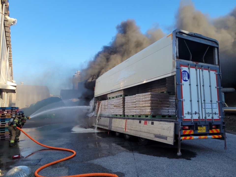 20일 오후 4시 10분께 남구 여천동의 한 화학 공장의 화물차량에서 정차된 25톤 화물차량에서 원인을 알 수 없는 화재가 발생했다. 울산소방본부 제공