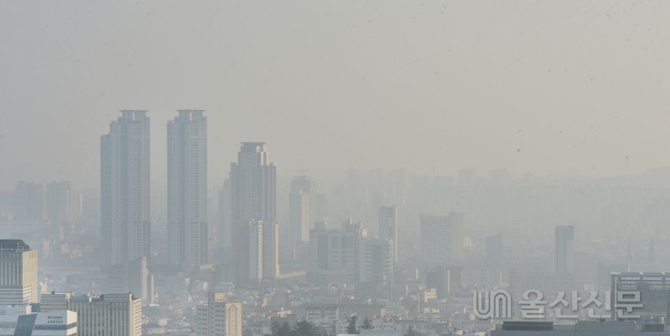 울산지역에 초미세먼지(PM-2.5) 주의보가 발령된 5일 오후 울산 시가지가 초미세먼지로 뒤덮여 답답한 모습을 보이고 있다.