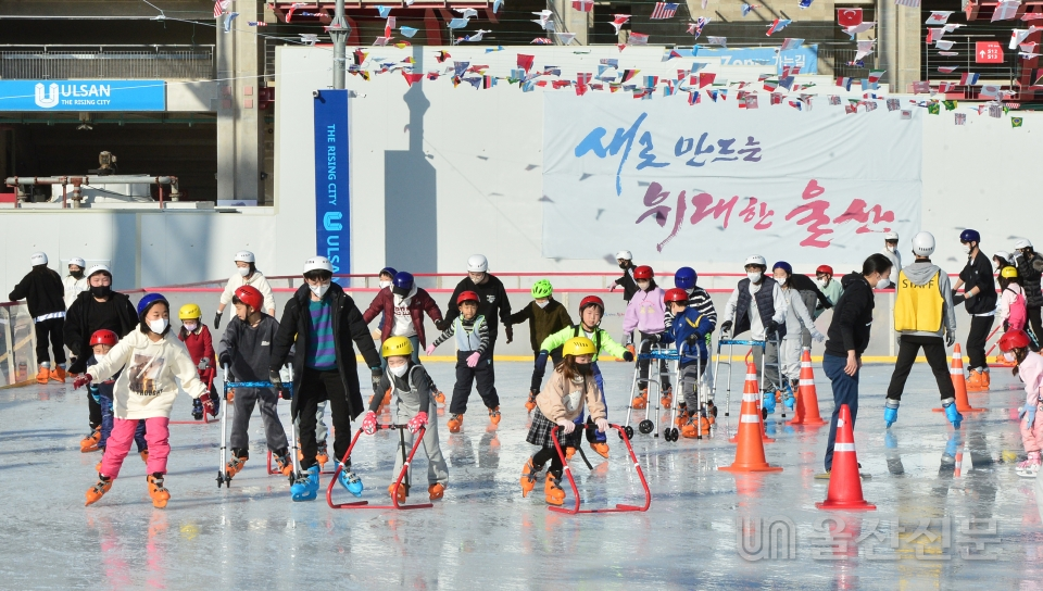 울산지역 낮 최고기온이 16.9도까지 올라 겨울답지 않게 포근한 날씨를 보인 12일 울산공공야외빙상장을 찾은 시민들이 가벼운 옷차림으로 스케이트를 타며 즐거운 시간을 보내고 있다.