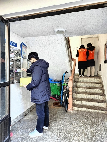 울산 남구 명예사회복지공무원이 장기간 우편을 수거하지 않는 위기상황이 의심되는 가구에 대한 점검을 진행하고 있다. 남구 제공