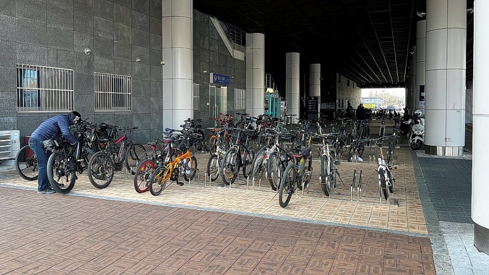 울산 남구 태화강역 기계식 자전거 주차장이 운영되지 않아 시민들이 노상 자전거 거치대를 이용하고 있다.