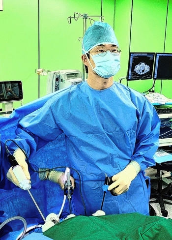 좋은삼정병원 비뇨기수술센터 김정호 과장은 최근 지역 종합병원 최초로 복강경을 이용한 신장암 부분절제술을 성공적으로 시행했다. 좋은삼정병원 제공