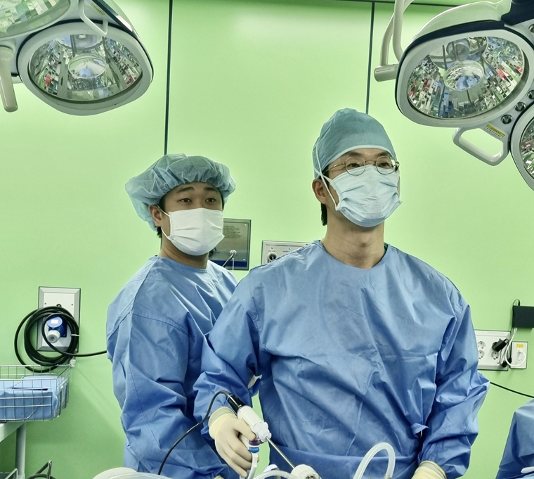 좋은삼정병원 비뇨기수술센터 김정호 과장 수술 모습.