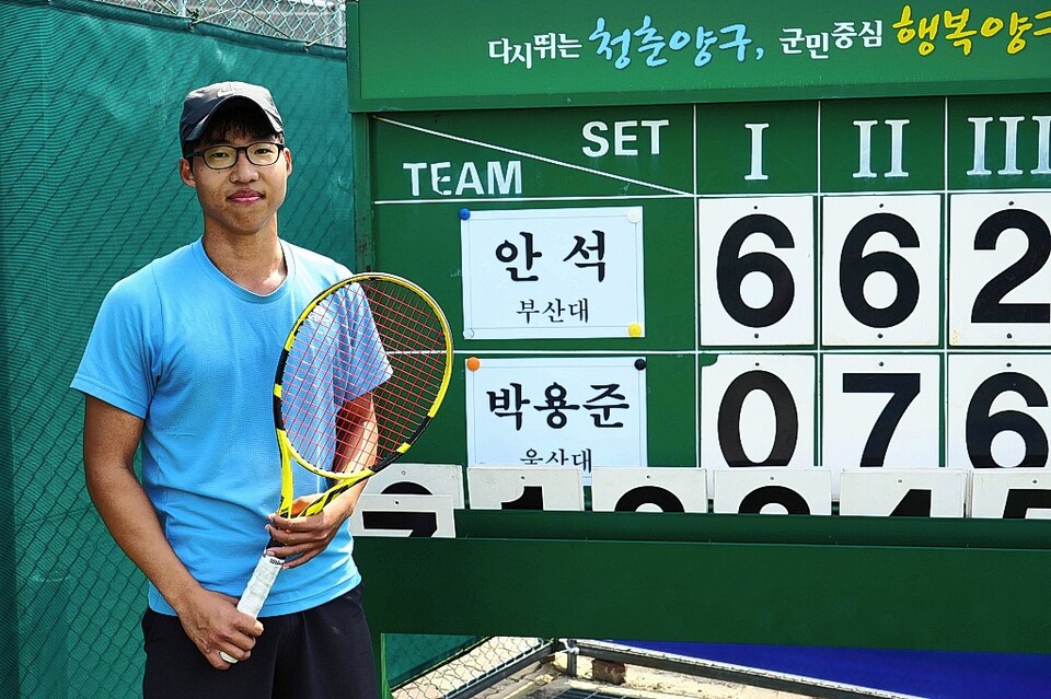 울산대학교 스포츠과학부 4년 박용준이 28일 강원도 양구 테니스파크에서 열린 전국춘계대학테니스연맹전 남자 단식에서 우승을 차지했다.