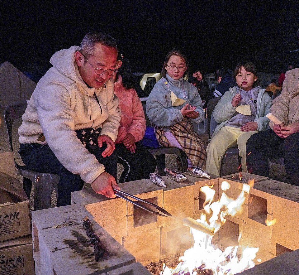 모닥불을 지피는 아빠와 딸이 자연속에서 그린 차박 캠핑을 즐기고 있다.  김동균기자 justgo999@ulsanpress.net