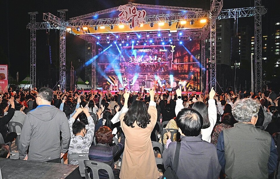 울산쇠부리축제 둘째 날인 13일 열린 타악페스타-두드리 공연을 즐기고 있는 관람객들. 울산 북구 제공