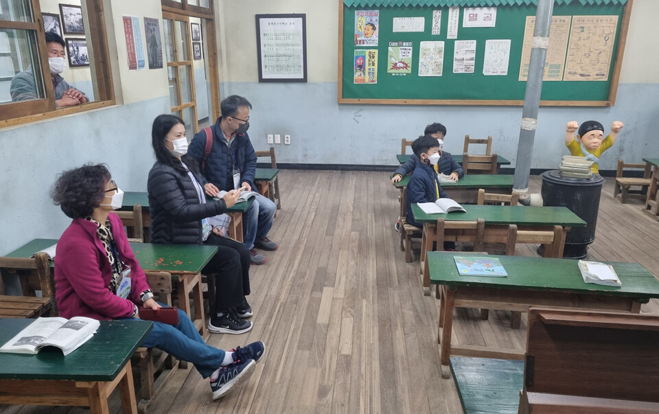 고래문화마을에서 옛날 국민학교 교실 체험을 하고 있는 참가자들. ⓒ울산신문 자료사진