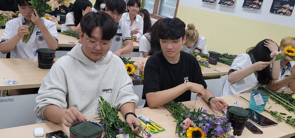 강남고등학교는 학생들의 학교 적응력과 정신건강 증진을 위해 '학교 내 마음건강교실 플라워테라피' 프로그램을 진행했다. 울산교육청 제공<br>