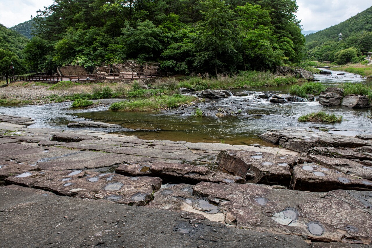 울주천전리각석과 공룡발자국 화석. ⓒ이상원