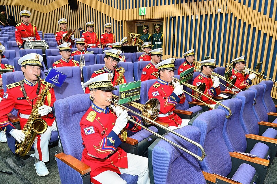 제53보병사단 군악대가 25일 울산시청 대강당에서 열린 6·25전쟁 제73주년 행사에서 돌아오지 못한 영웅에게 바치는 노래 '내 영혼 바람되어'를 연주하고 있다.
