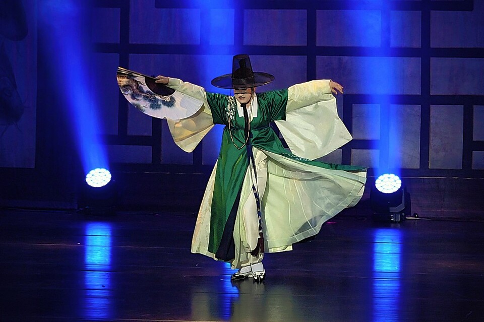 울산 춤꾼 김진완, 영남 춤 축제서 '한량춤'독무
