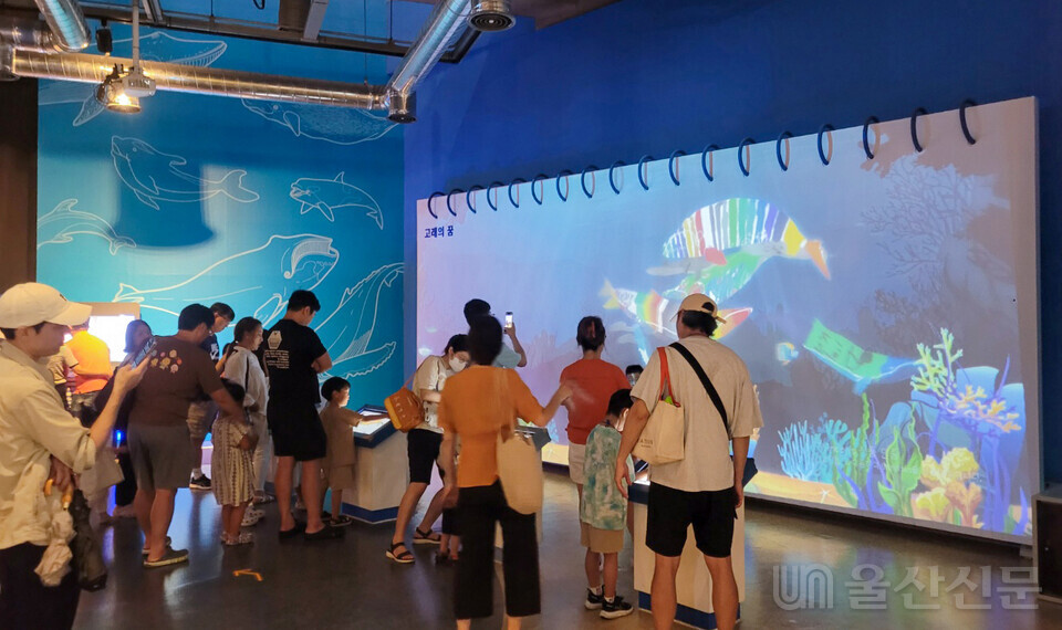 참가자들이 어업기지의 냉동창고에서 복합문화공간으로 탈바꿈한 장생포 문화창고를 둘러 보고 있다.
