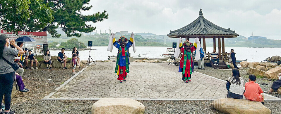 울산 남구 문화유적 스토리텔링 2차 행사의 마지막 일정으로 3차코스인 처용암 앞 항구에서 처용무 공연이 펼쳐지고 있다.