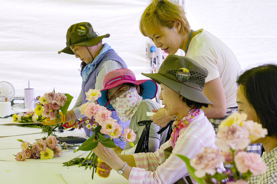 플로리스트 체험에 참여한 여성들이 꽃의 다양한 모양. 색상을 구성하며 화훼 장식을 배우고 있다.&nbsp;김동균기자 justgo999@ulsanpress.net