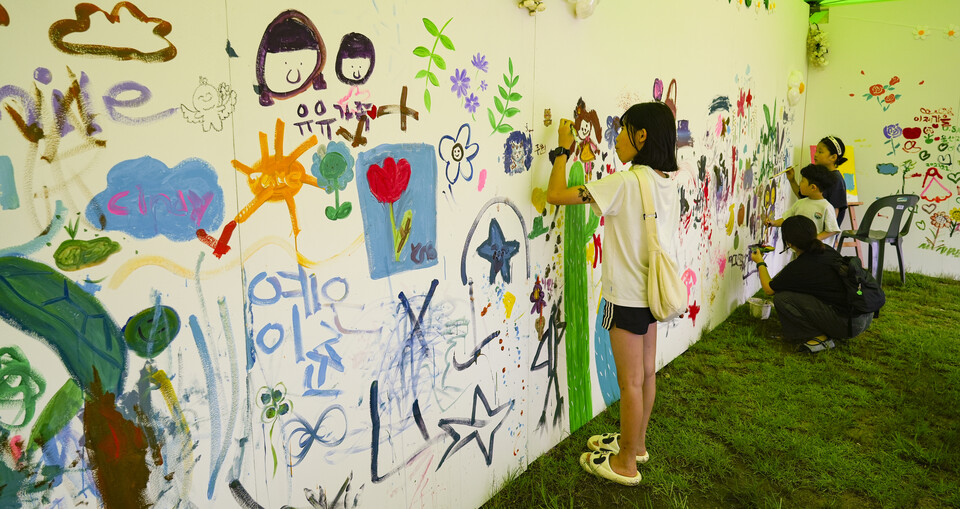 그림의 정원 '어린이 미술관' 부스에서 어린이들이 벽화에 그림을 그려 넣고 있다. 김동균기자 justgo999@ulsanpress.net
