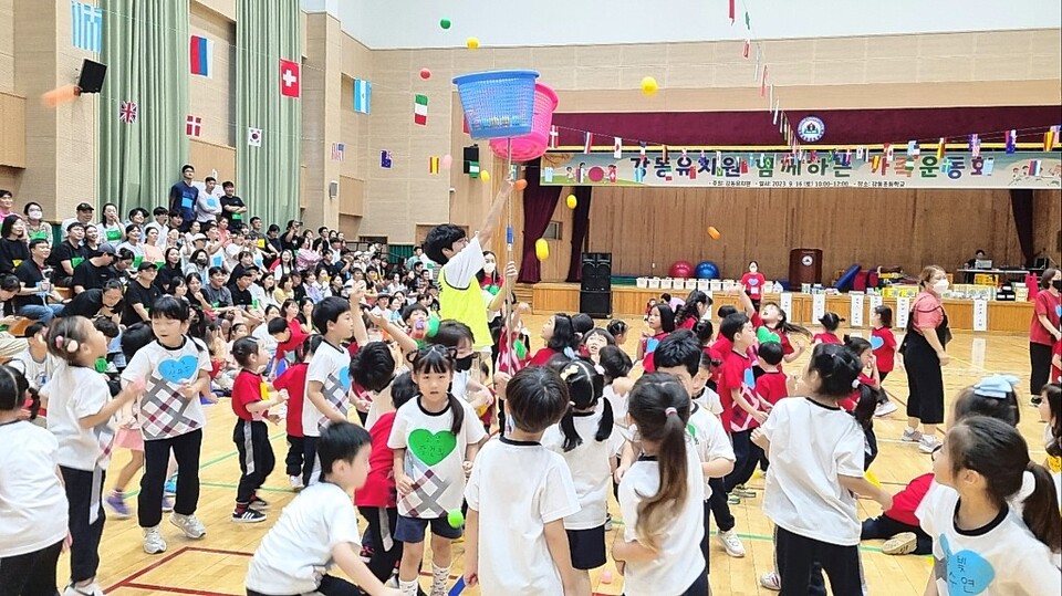 강동유치원은 지난 16일 유아와 학부모 교직원 등 500여명이 함께 놀이하는 가족운동회를 열었다.