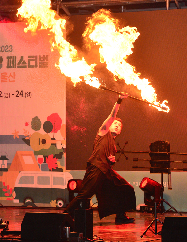 불의 정령 '박종원'이 화려한 불쇼 공연을 펼치고 있다.