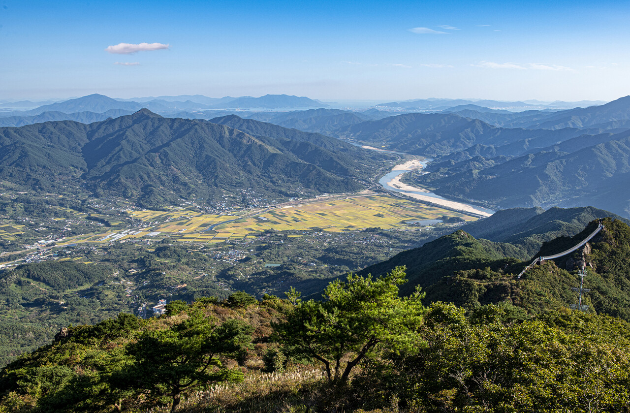 지리산 성제봉(형제봉, 해발 1,116m)에서 바라본 풍경 하동 악양평야와 평사리, 섬진강, 광양까지 한눈에 들어 온다. ⓒ이상원