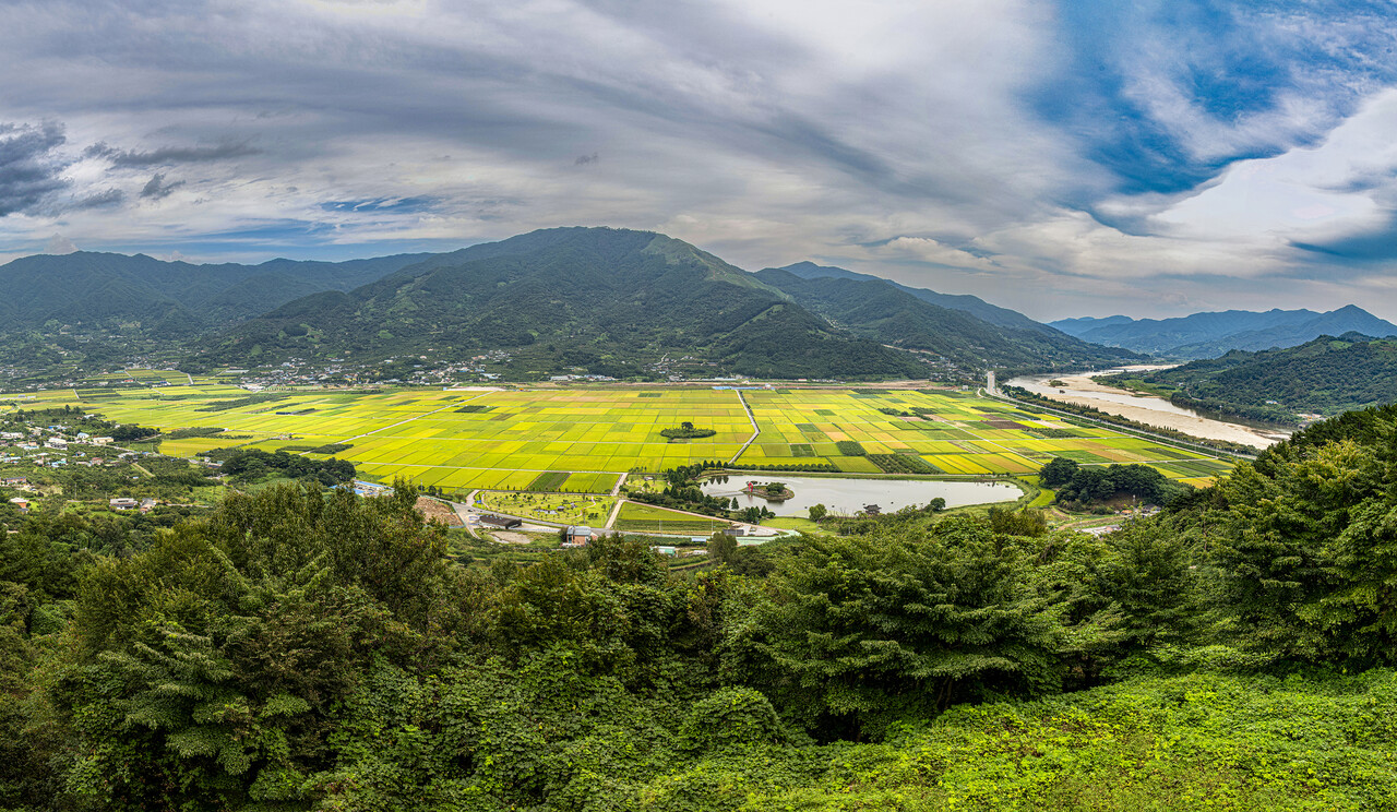 쌍계사 말사인 한산사(寒山寺)에서 바라본 악양평야와 섬진강, 평사리 마을 파노라마 풍경.&nbsp;ⓒ이상원