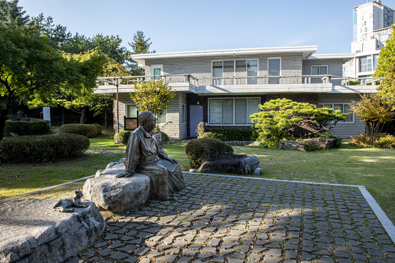 강원도 원주시 박경리문학공원 내 꾸며진 작가의 옛집. 이 곳에서 소설 토지 4부와 5부를 집필했다. 동상은 심정수 조각가의 작품. ⓒ이상원