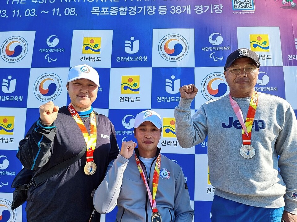 제43회 전국장애인체육대회 보치아 혼성 단체전 BC1/BC2에서 금메달을 획득한 김주은(왼쪽부터)과 마제우, 박병열.