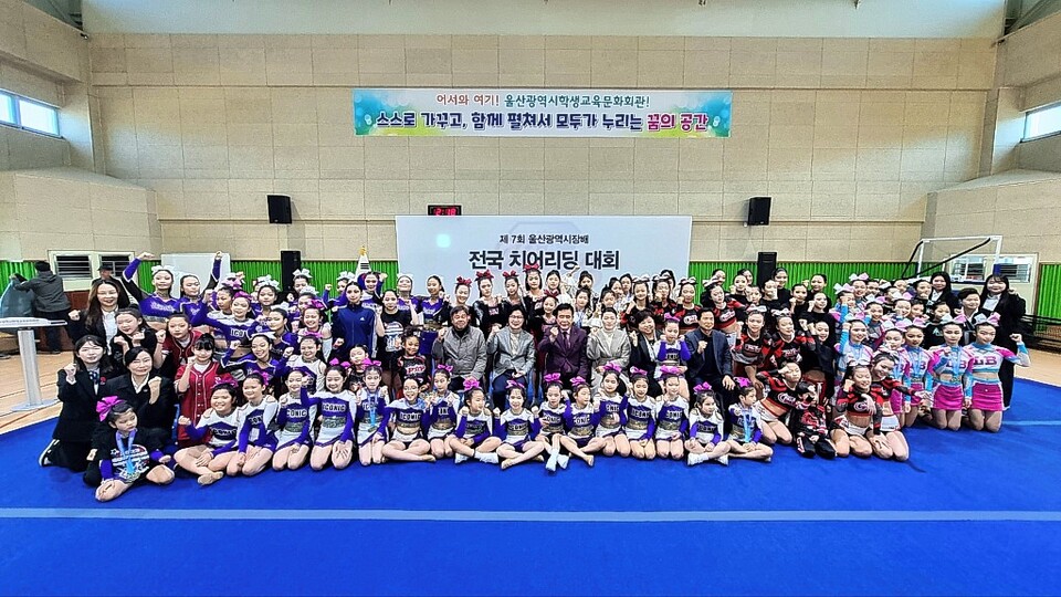 제7회 울산광역시장배 전국치어리딩 대회가 19일 울산학생교육문화회관 체육관에서 열렸다.