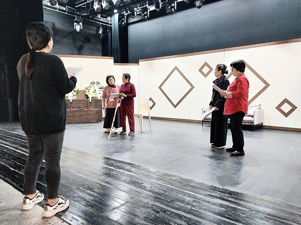 울산 중구치매안심센터가 오는 12월 5일 오후 2시 성안동 아트홀마당 소극장에서 '우리마을 청춘극장' 연극단의 창작극 '청아'를 선보인다. 울산 중구치매안심센터 제공