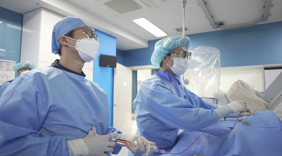 손창배 울산병원 심장내과전문의가 수술하고 있는 모습. 울산병원 제공