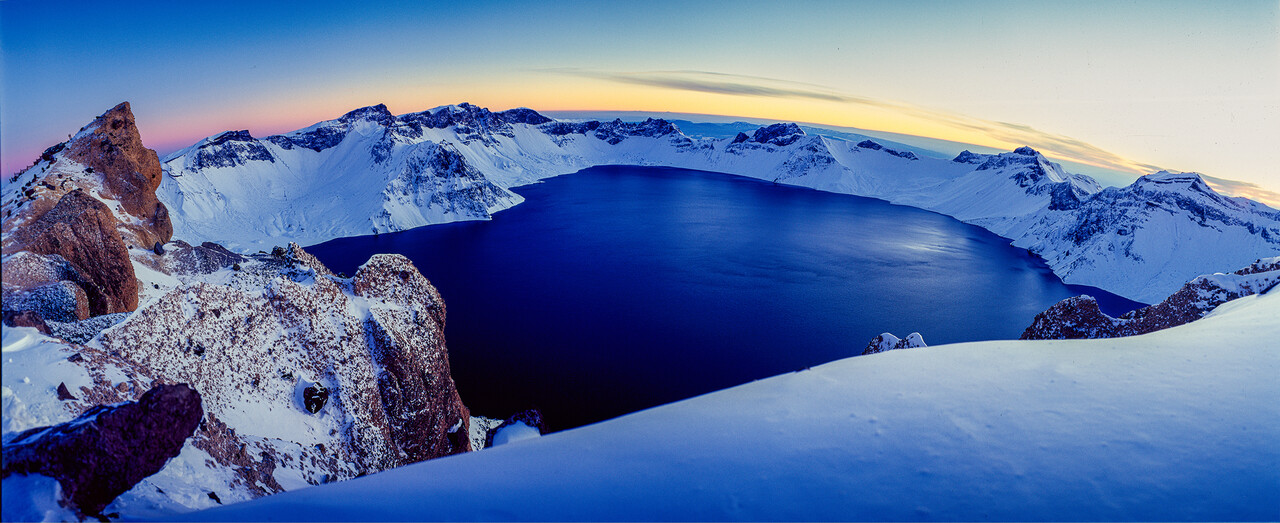 백두산 북파에서 바라본 연봉(連峰)의 설경과 천지(天池) 풍경. ⓒ이상원