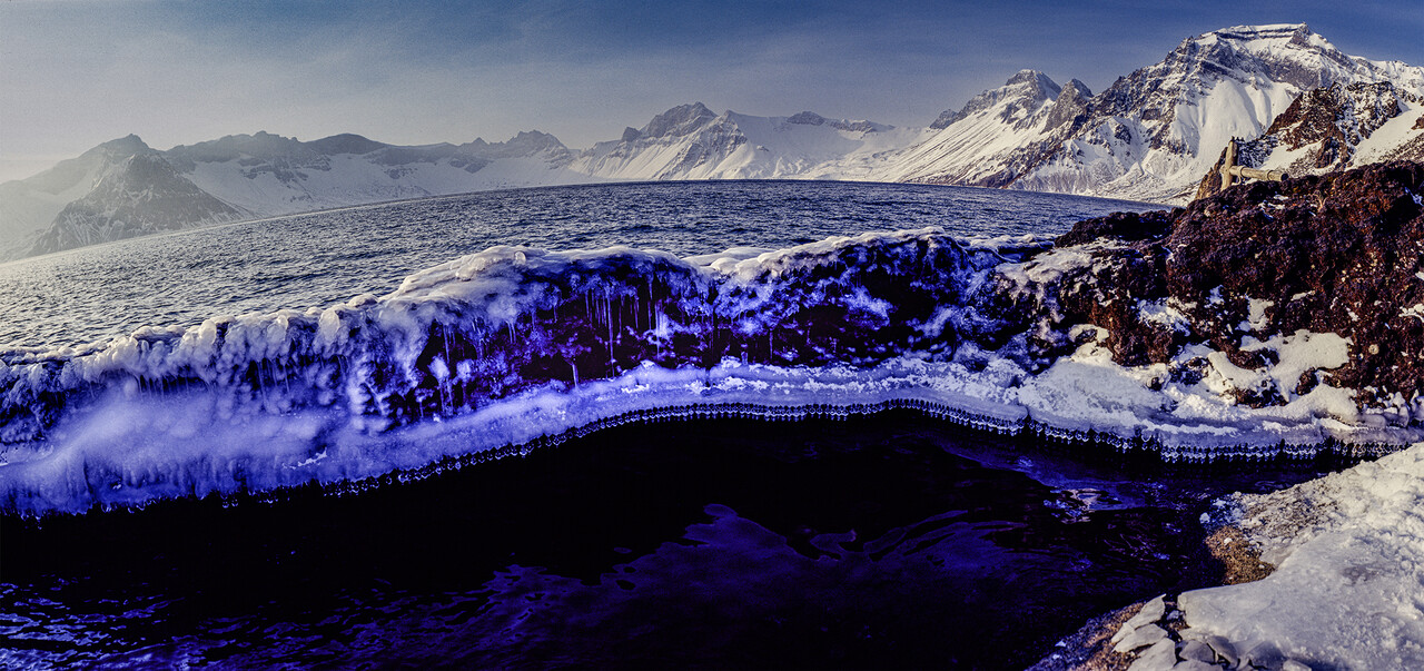 백두산 북파 달문에서 촬영한 천지수면의 겨울 풍경. ⓒ이상원