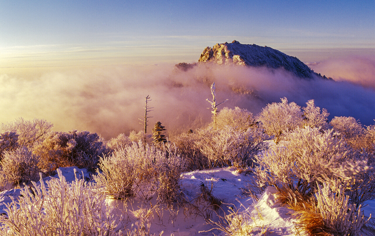 지리산 천왕봉(해발 1,915m)에서 만난 일출, 상고대와 설경. ⓒ이상원